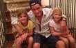 Charlie Sheen se svými dcerami. 