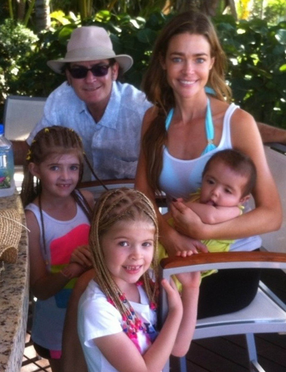 Rodina Charlieho Sheena a Denise Richards i s adoptovanou Eloise.