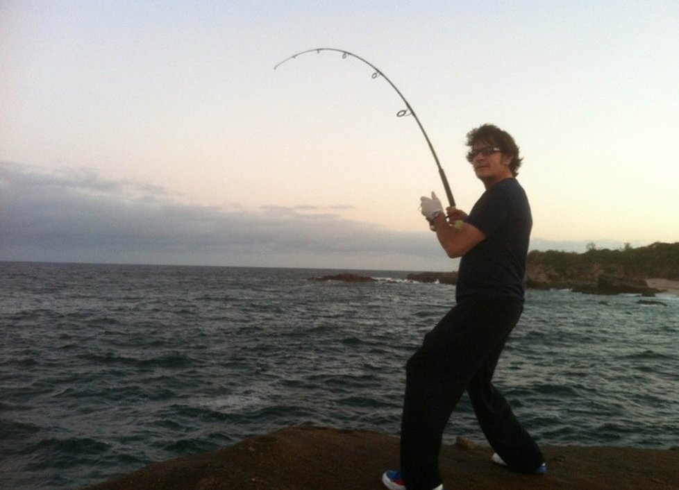 Charlie Sheen rybaří.