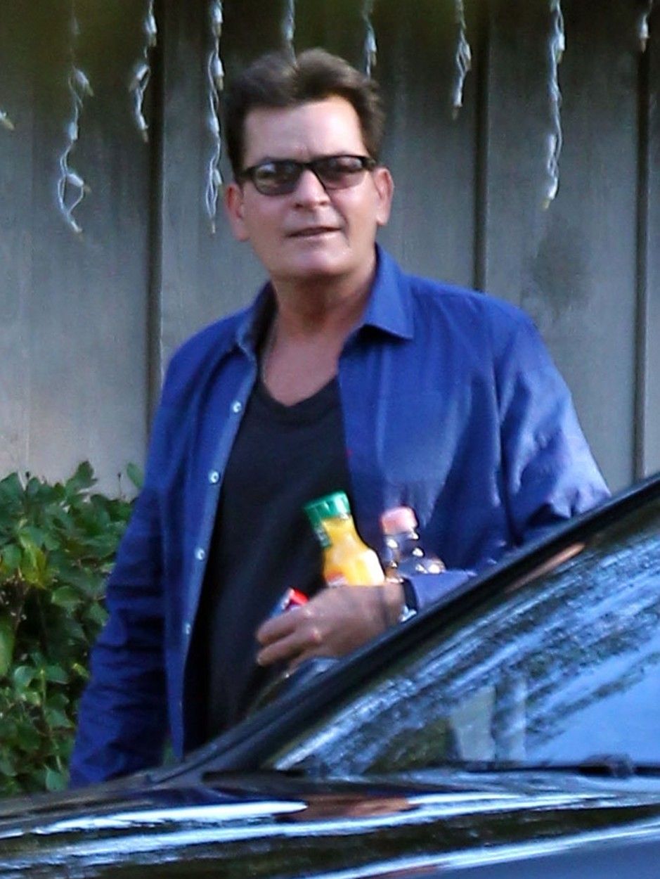 Charlie Sheen už netají, že je HIV pozitivní.