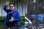 Charlie Sheen slavil Díkuvzdání s tátou Martinem. Usměvavý herec si přivezl alkohol a neznámou dámu.