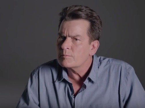 HIV pozitivní herec Charlie Sheen se stal tváří reklamní kampaně na kondomy.