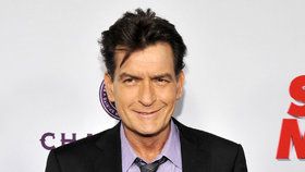 Charlie Sheen se nechal natočit, jak kouří crack a dělá orál muži.