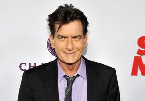 Charlie Sheen se nehcal natočit, jak kouří crack a dělá orál muži.