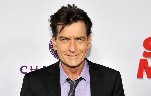 Charlie Sheen se obává, že ho HIV nakazil transsexuál, se kterým spal