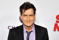 Charlie Sheen slavil silvestr bez alkoholu. Pomohla organizace, které nadával?