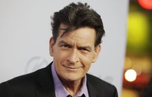 Milovník divokých sexuální orgií Charlie Sheen přiznal, že je HIV pozitivní. Už 4 roky!