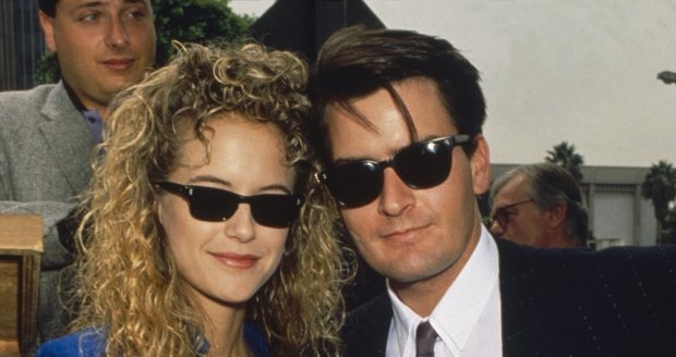 Charlie Sheen postřelil svou tehdejší snoubenku Kelly Preston do ruky.