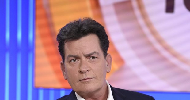 Herec Charlie Sheen přiznal, že je HIV pozitivní.