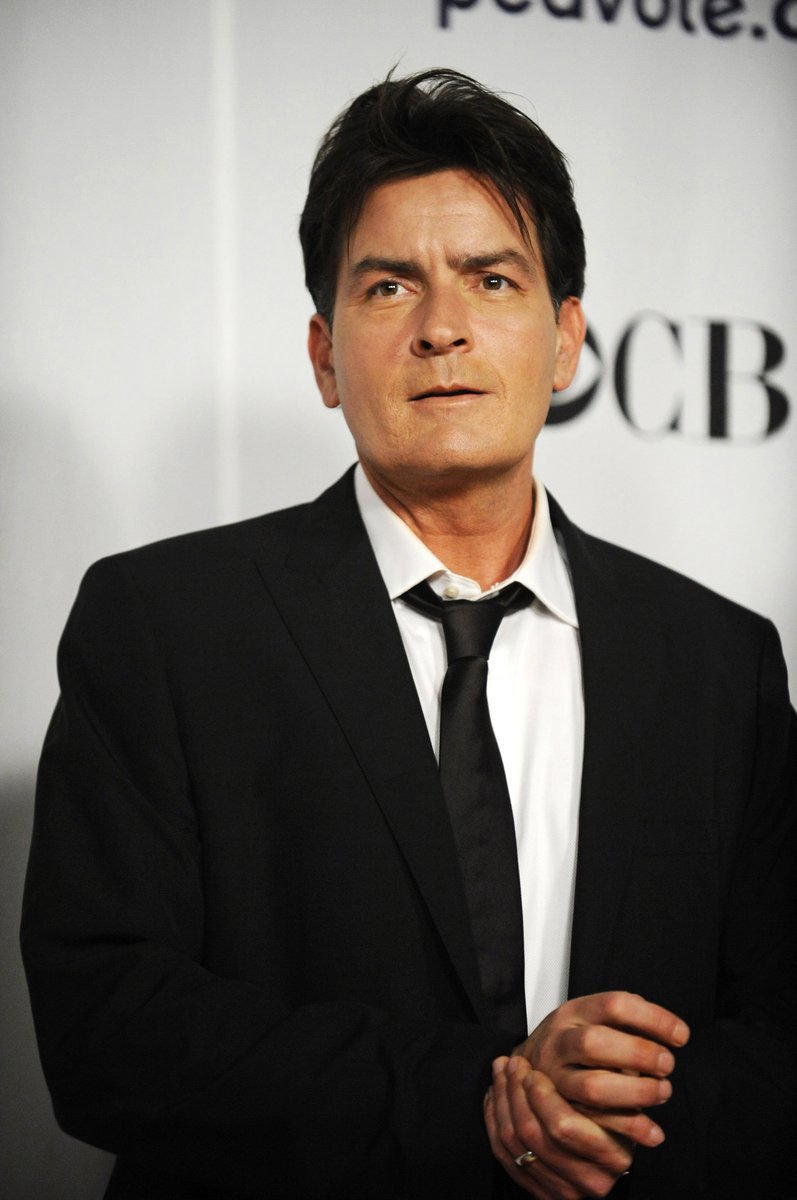 Charlie Sheen daruje obětem katastrofy peníze.