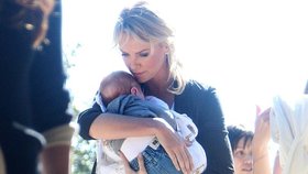 Charlize Theron se svým adoptovaným chlapečkem v losangelských ulicích