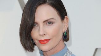 Charlize Theron změnila image: Z blondýnky je brunetka s ofinou!