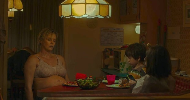 Charlize Theron jako strhaná matka ve filmu Tully.