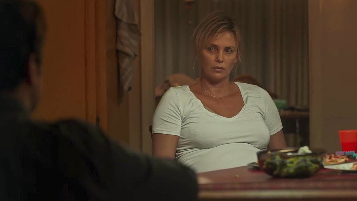 Charlize Theron jako strhaná matka ve filmu Tully.