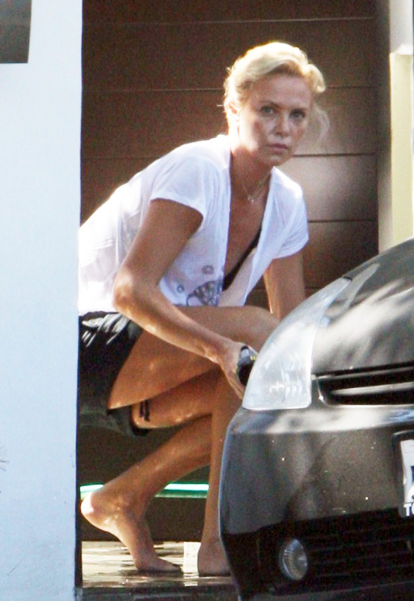 Charlize Theron si své auto umývá sama