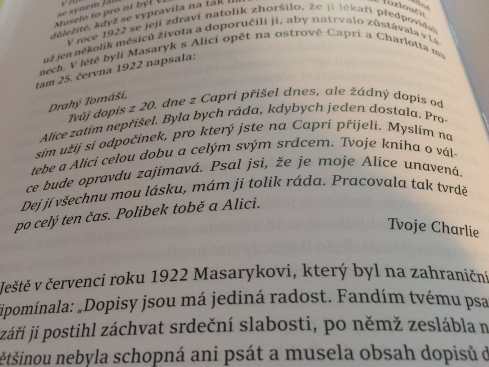 Mnoho publikací se věnuje činnosti československých státníků. Málo se jich věnuje jejich manželkám. Kniha Lenky Slívové je v tomto ohledu výjimkou a poodkrývá zajímavé i nečekané kapitoly ze života prezidenta Osvoboditele a jeho manželky.