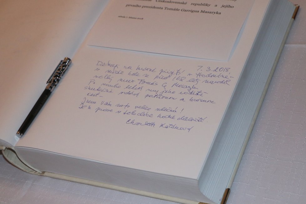 Pravnučka T. G. Masaryka Charlotta Kotíková navštívila rodné město svého slavného předka, kde se na radnici zapsala do památné knihy.