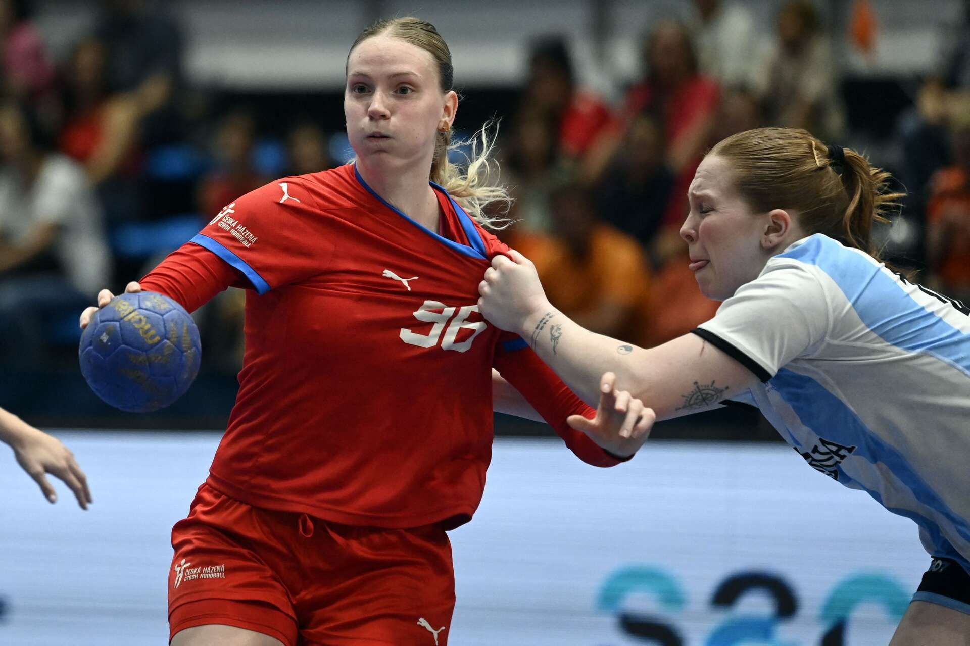 Sekne jí to, že? Sekne jí to, že?