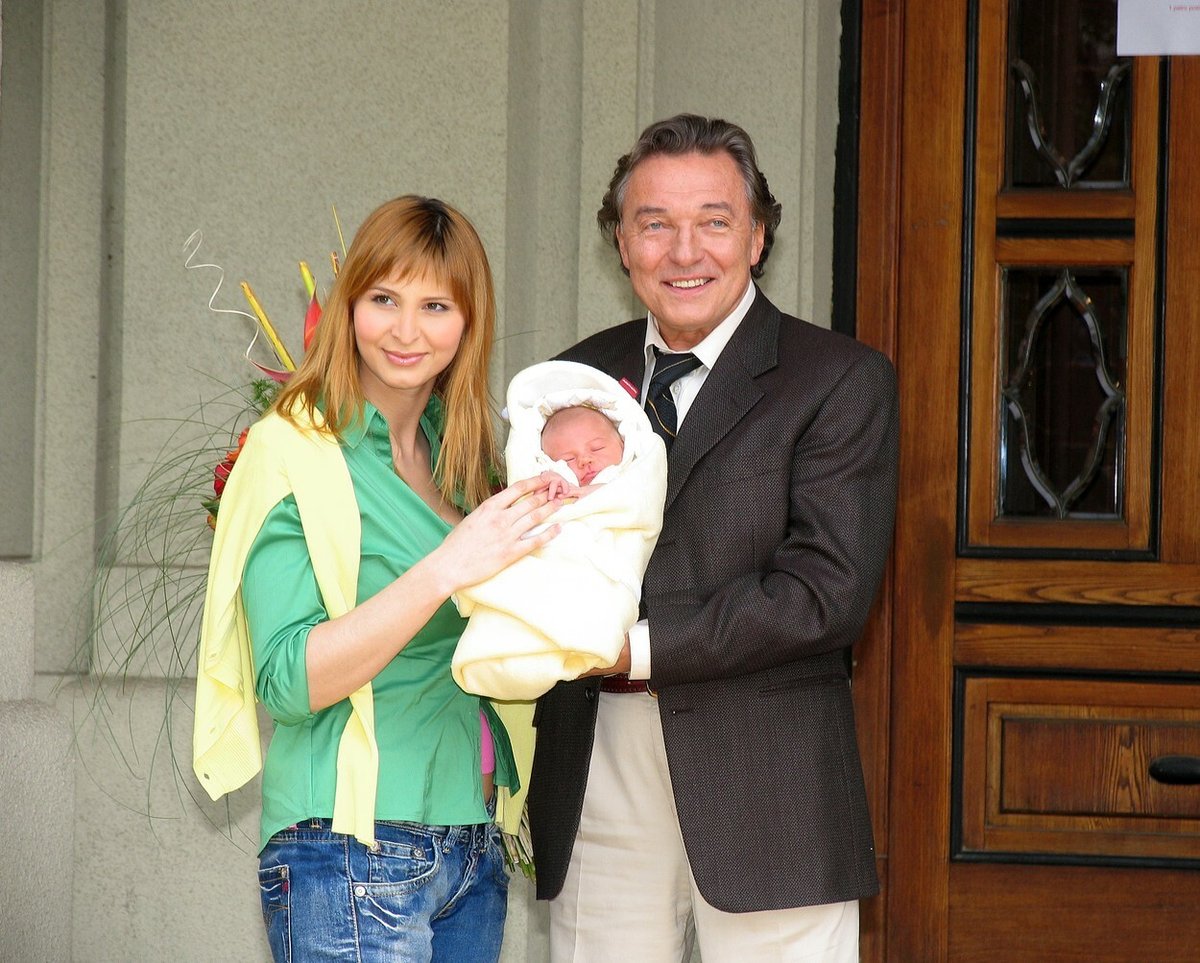 Karel Gott s manželkou Ivanou a malou Charlotte po odchodu z porocnice