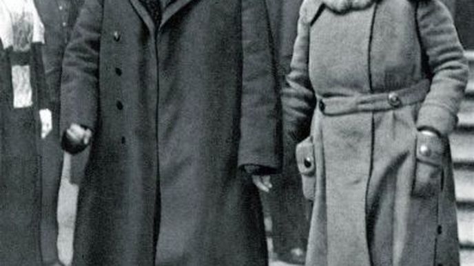 Charlotte a Tomáš při odchodu z volební místnosti v roce 1920.