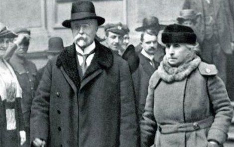 Charlotte a Tomáš při odchodu z volební místnosti v roce 1920. Věrni si zůstali celý život.