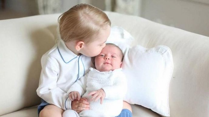 První fotky britské princezny Charlotte a jejího bratra Georgeho
