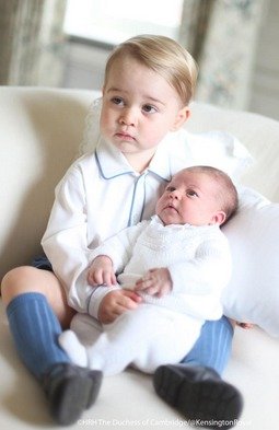 První fotky britské princezny Charlotte a jejího bratra Georgeho