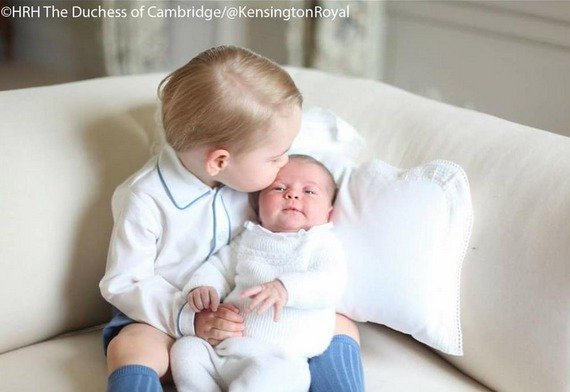 První fotky britské princezny Charlotte a jejího bratra Georgeho