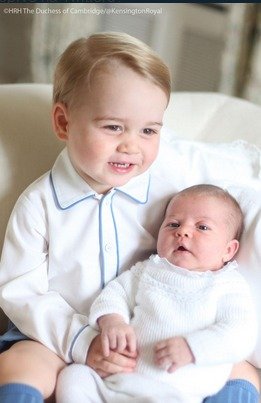 První fotky britské princezny Charlotte a jejího bratra Georgeho