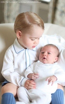 První fotky britské princezny Charlotte a jejího bratra Georgeho