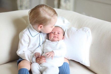 Pusa pro princeznu: Kate zveřejnila další fotky George a Charlotte