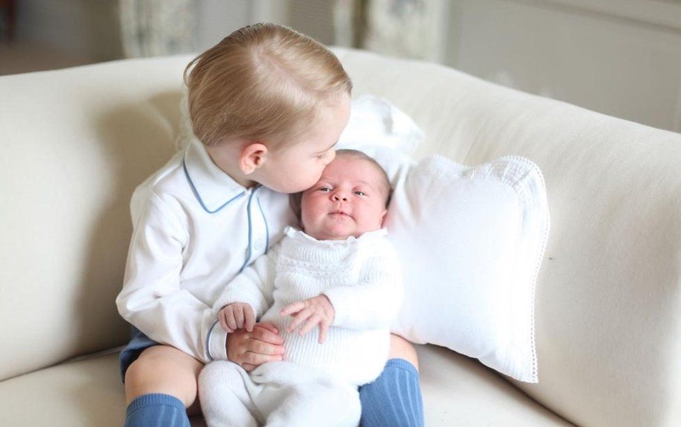 Princ George s princeznou Charlotte na první společné fotografii