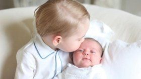 Pusa pro princeznu: Kate zveřejnila další fotky George a Charlotte