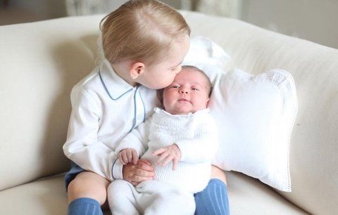 Pusa pro princeznu: Kate zveřejnila další fotky George a Charlotte