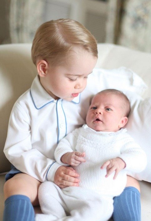 Princ George s princeznou Charlotte na první společné fotografii v červnu 2015.