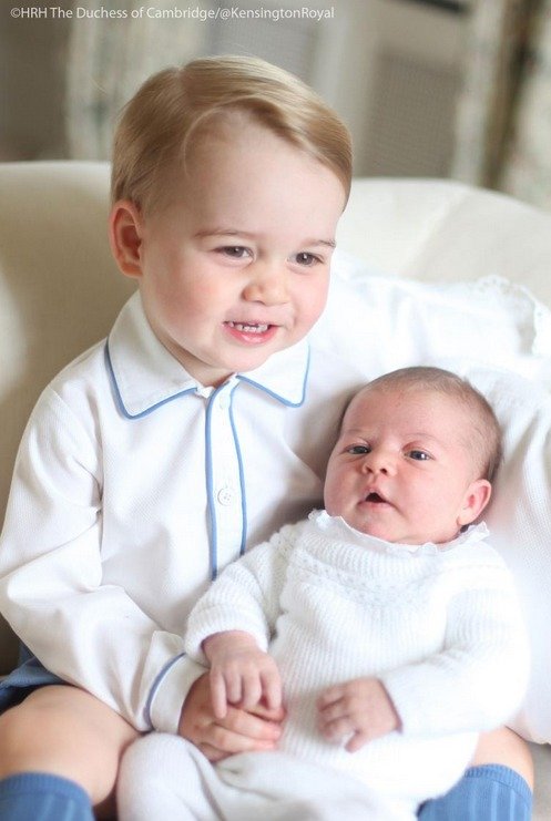 Princ George s princeznou Charlotte na první společné fotografii v červnu 2015.