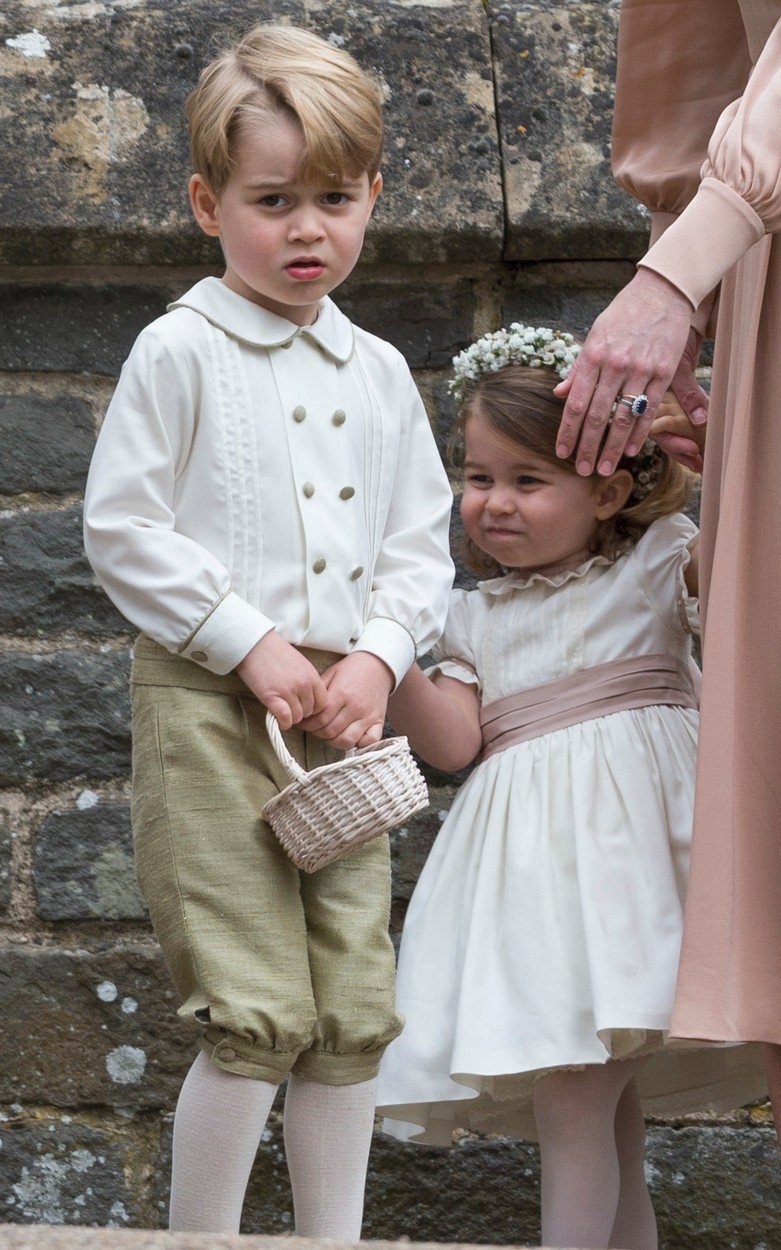 George a Charlotte loni na svatbě tety Pippy