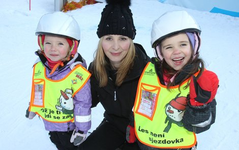 Ivana bude letos s Charlottkou a Nellynkou opět lyžovat sama...