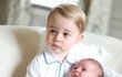 První společná oficiální fotka princezny Charlotte a prince George z června 2015