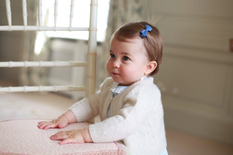 Královská rodina zveřejnila fotky malé Charlotte, které fotila vévodkyně Kate.