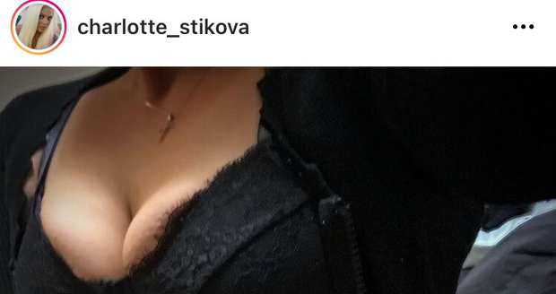 Charlotte Štiková se ráda chlubí svými přednostmi.