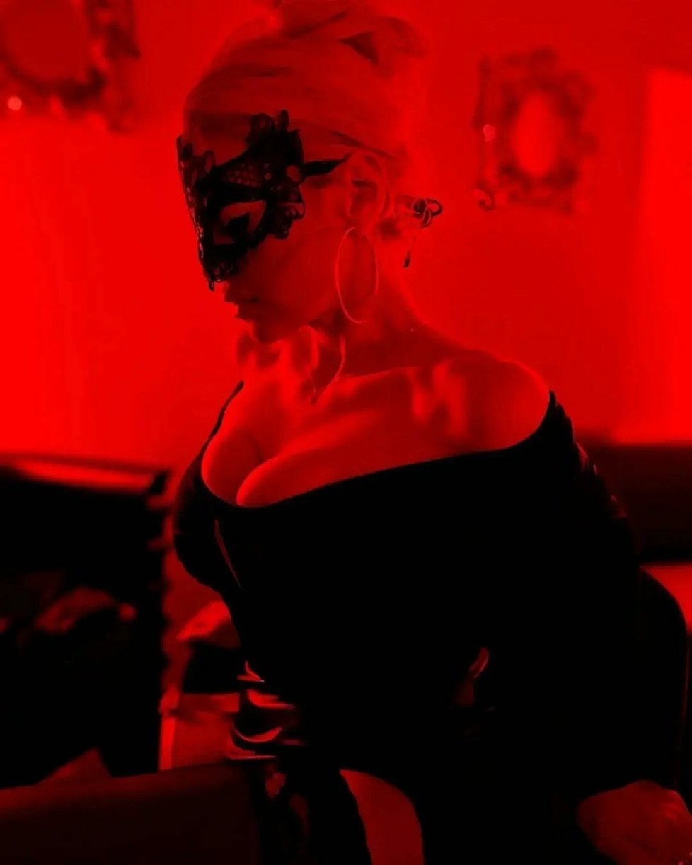 Sexy Charlotte Štiková na Black Out Ball