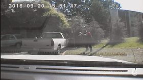 Policie zveřejnila video ze zastřelení černocha v Charlotte.