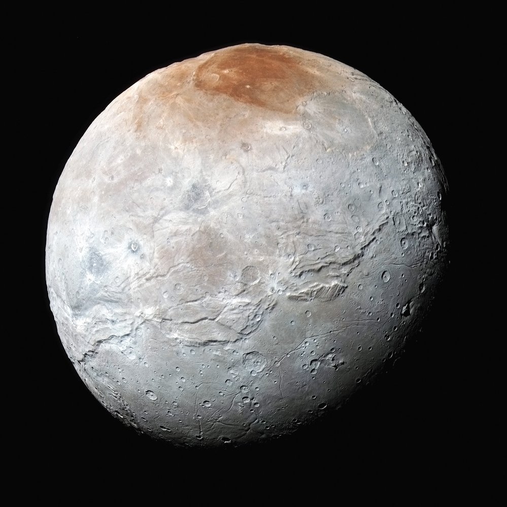 Charon má kulovitý tvar a průměr přibližně 1212 km. Povrch zřejmě pokrývá vodní led