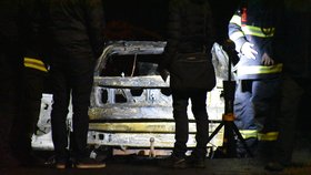 V Chářovicích na Benešovsku hořelo auto, v troskách policisté našli tělo.