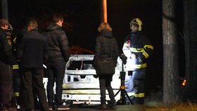 V Chářovicích na Benešovsku hořelo auto, v troskách policisté našli tělo.