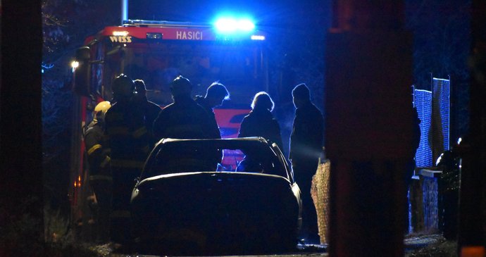 V Chářovicích na Benešovsku hořelo auto, v troskách policisté našli tělo.