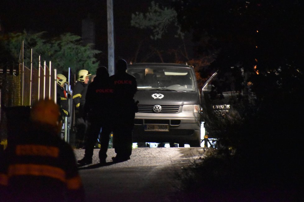 V Chářovicích na Benešovsku hořelo auto, v troskách policisté našli tělo.