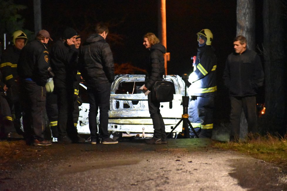 V Chářovicích na Benešovsku hořelo auto, v troskách policisté našli tělo.