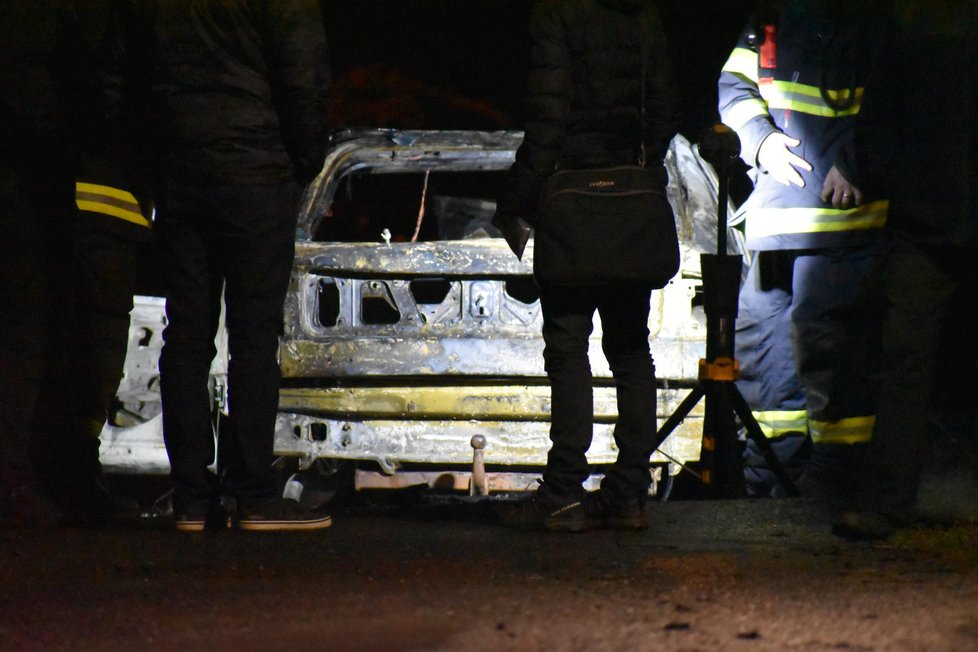 V Chářovicích na Benešovsku hořelo auto, v troskách policisté našli tělo.